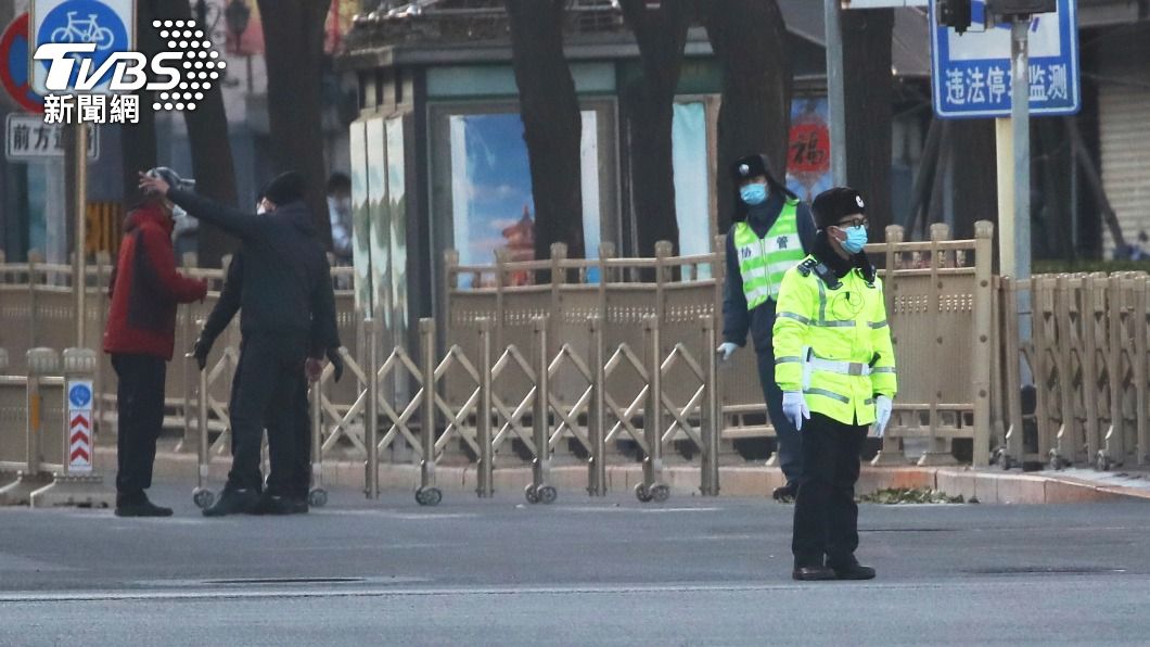 北京市公安局對八寶山一帶採取交通管制，禁止其他車輛和行人通行，禁止車輛停放。（圖／達志影像美聯社）