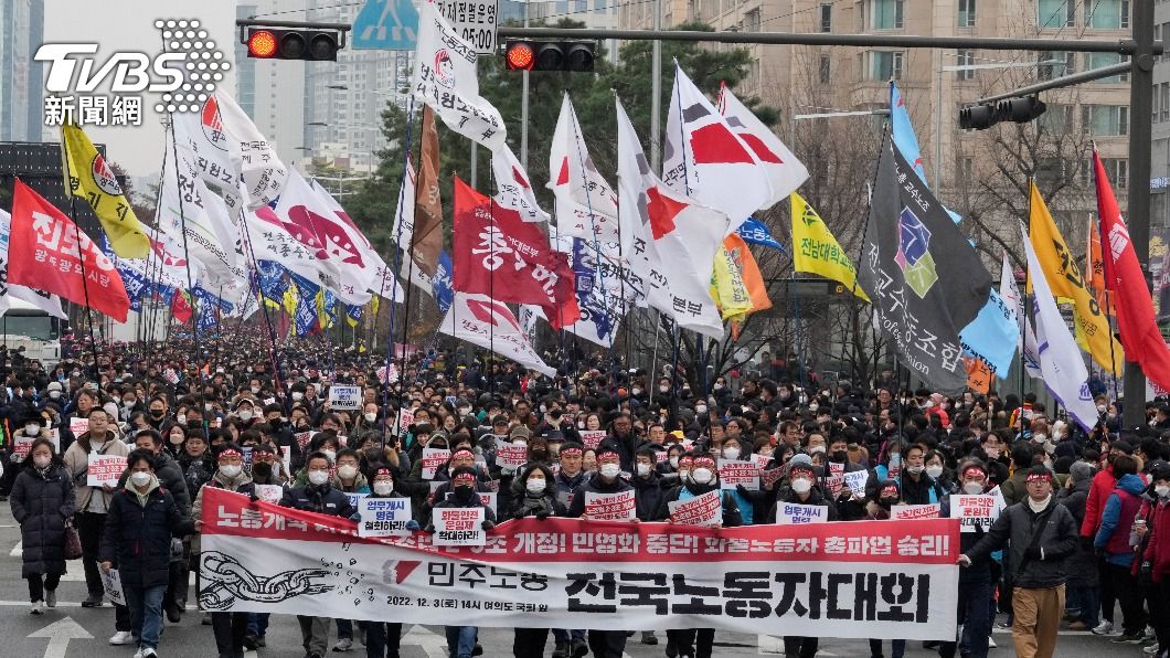 工會走上街頭示威。（圖／達志影像美聯社）