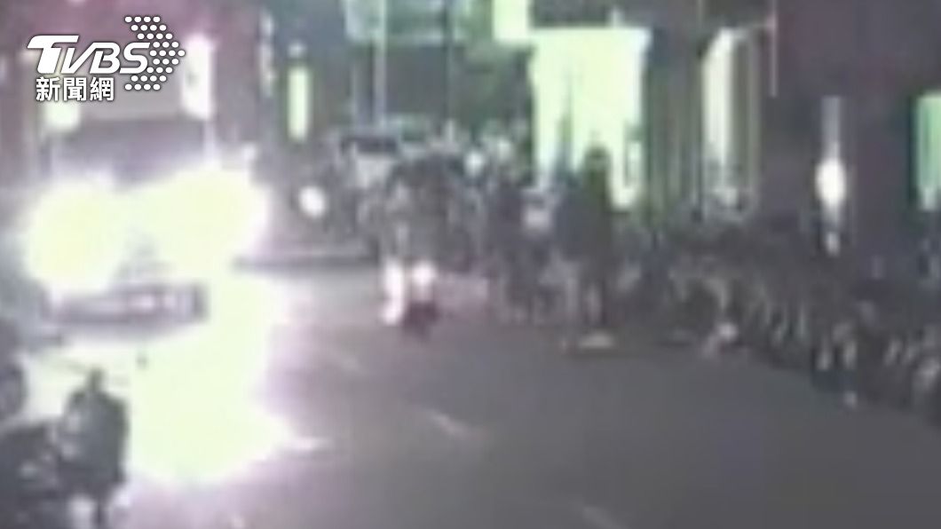 夫妻倆當街遭圍毆。(圖/TVBS)