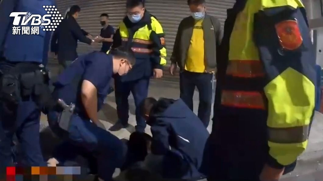 警方將動手打人的犯嫌查緝到案。(圖/TVBS)