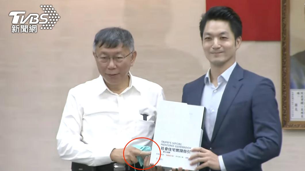 蔣萬安前往台北市府與柯文哲交接,兩人互贈禮物。(圖/TVBS)