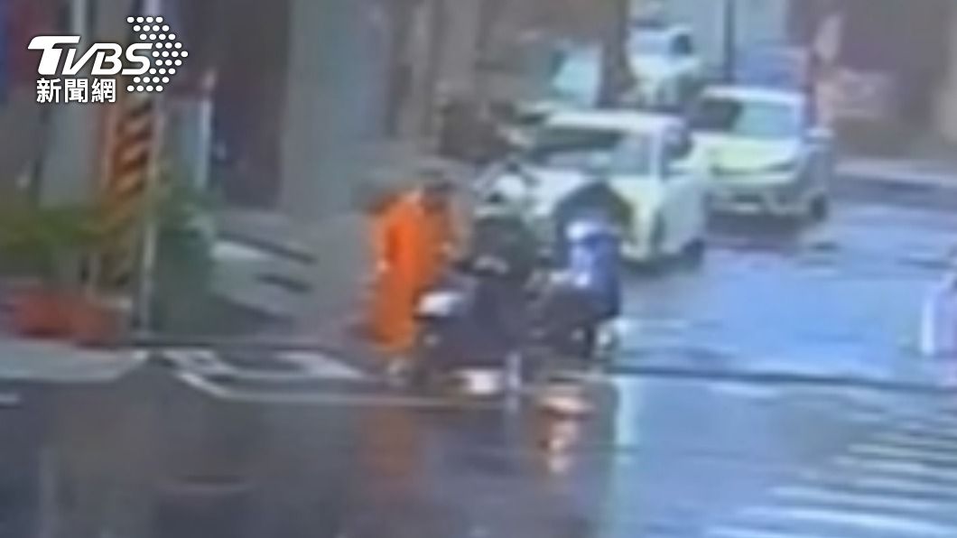 「我要找我媽！」男亮西瓜刀逼騎士搭載　搶鑰匙遭警包圍