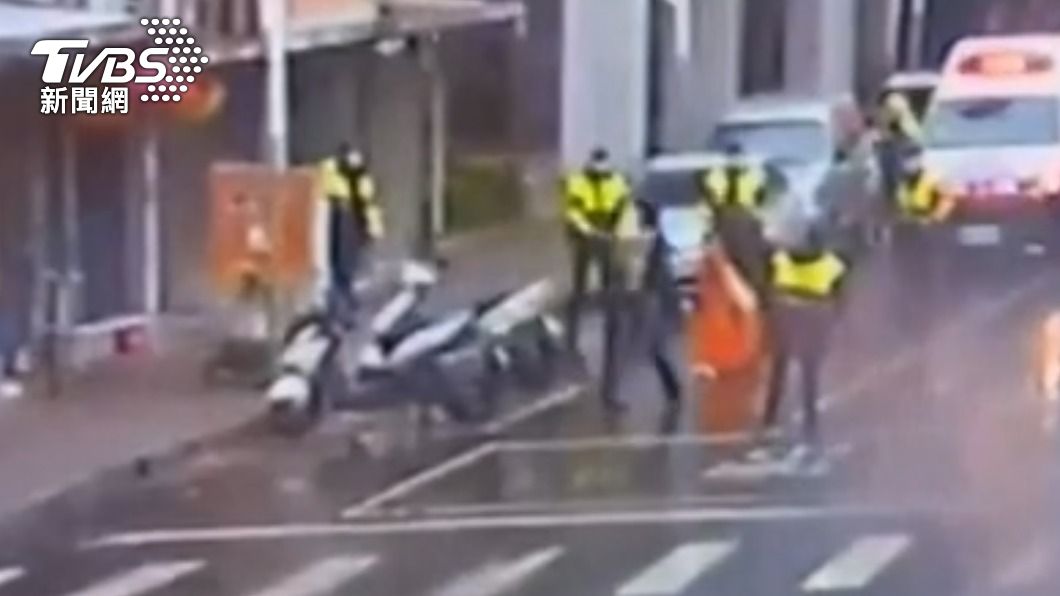 警方將亮刀男包圍。(圖/TVBS)
