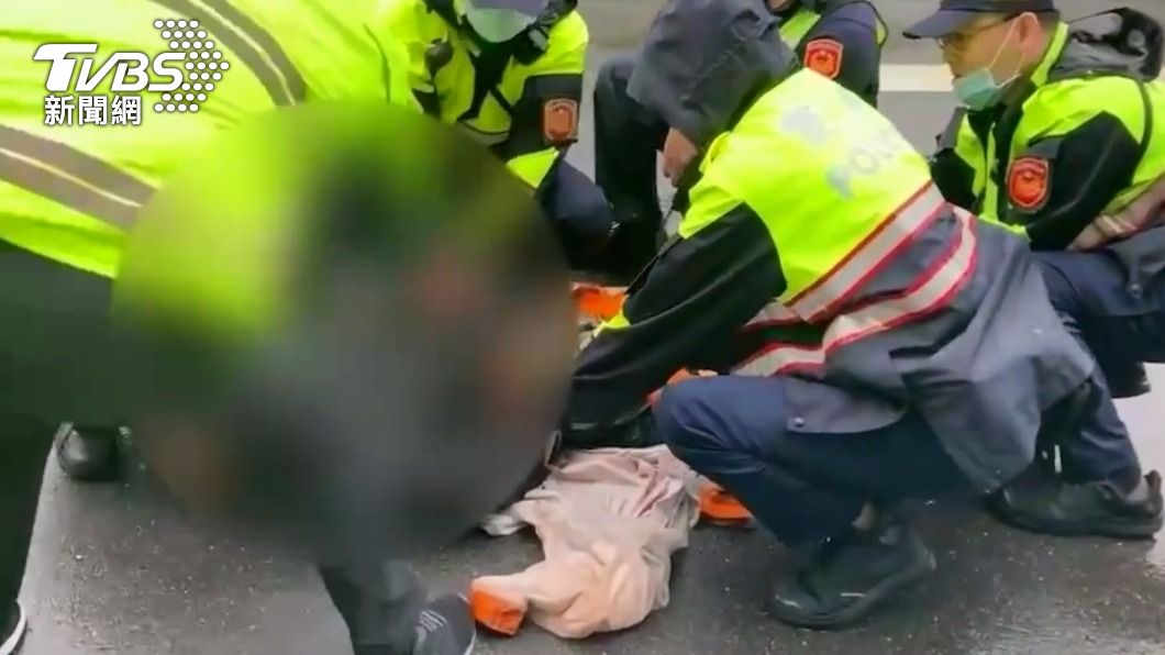 員警將人壓制送醫。(圖/TVBS)