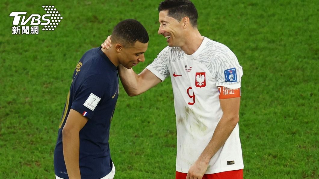 姆巴佩(Kylian Mbappe)與萊萬多夫斯基(Robert Lewandowski)「英雄惜英雄」。(圖/達志影像路透社)