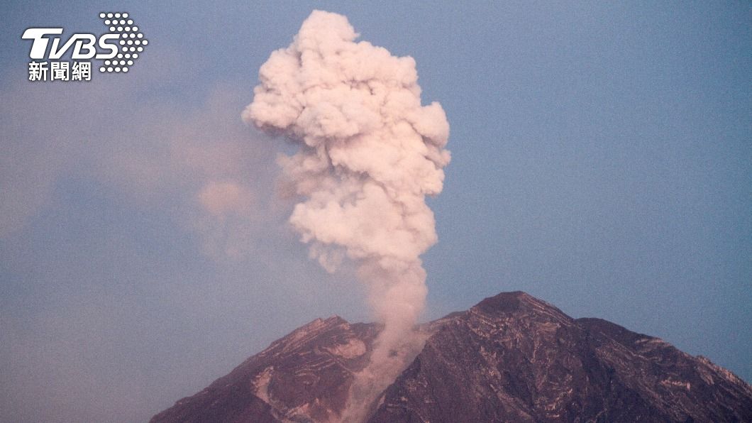 大量火山灰及其他物質因為噴發而瀰漫於空中。(圖/達志影像路透)