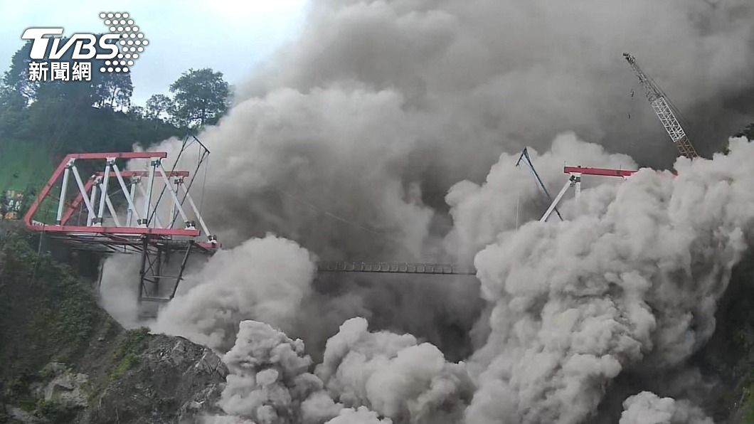 附近橋梁因為火山噴發而遭損壞。(圖/達志影像路透)