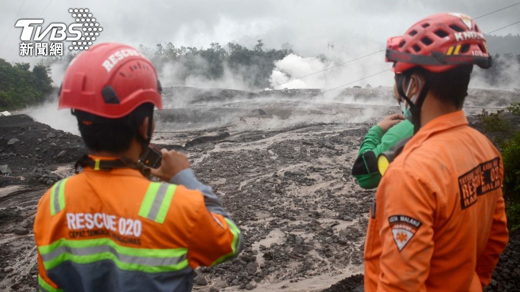 救難人員正在監測火山灰的情況及動向。(圖/達志影像美聯)