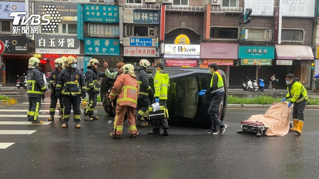 轎車側翻。（圖／TVBS）