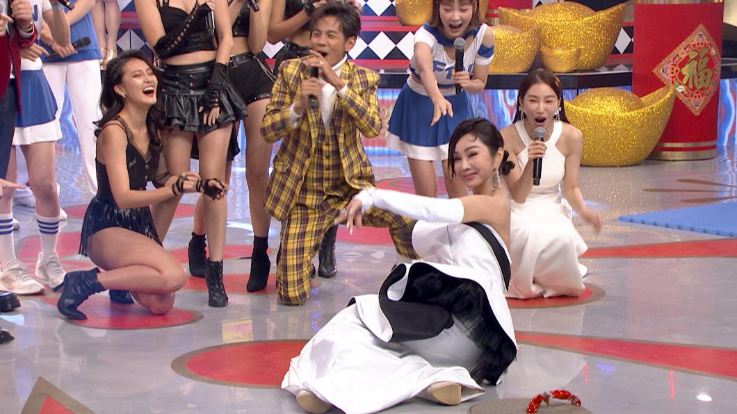 陳美鳳和現場女星尬舞。（圖／民視提供）