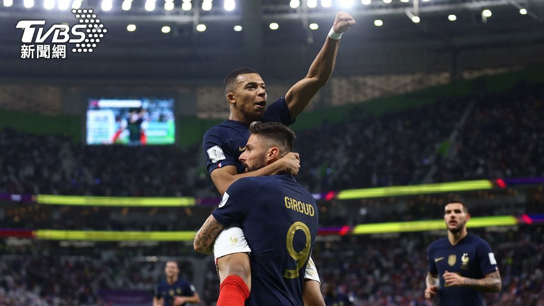 法國王牌前鋒姆巴佩（Kylian Mbappe）與吉魯（Olivier Giroud）慶祝該場賽事的首顆進球。（圖／達志影像路透）