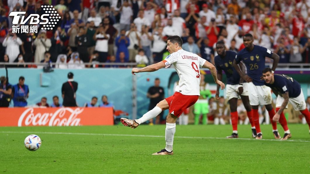 有「波蘭國腳」之稱的萊萬(Robert Lewandowski)在比賽接近尾聲時獲得12碼罰球的機會。(圖/達志影像路透)