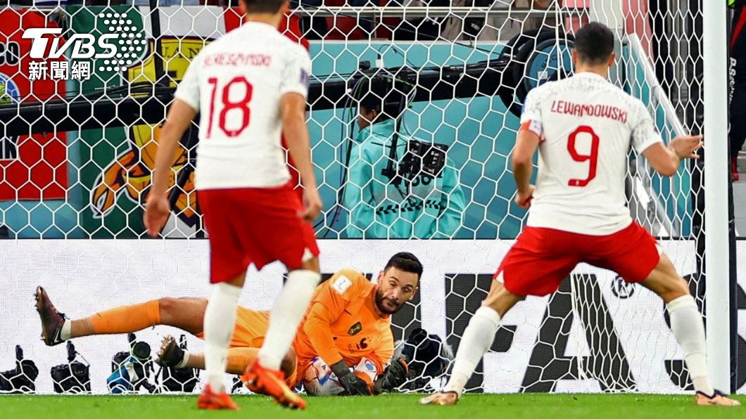 法國守門員洛里斯(Hugo Lloris)順利擋下萊萬的罰球,但因判定守門員提早動作,給了萊萬再一次機會進球。(圖/達志影像路透)
