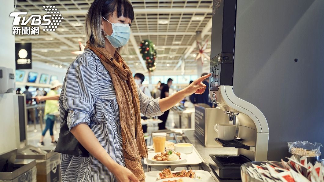 吃自助餐要不斷脫口罩及戴口罩。（示意圖／shutterstock達志影像）