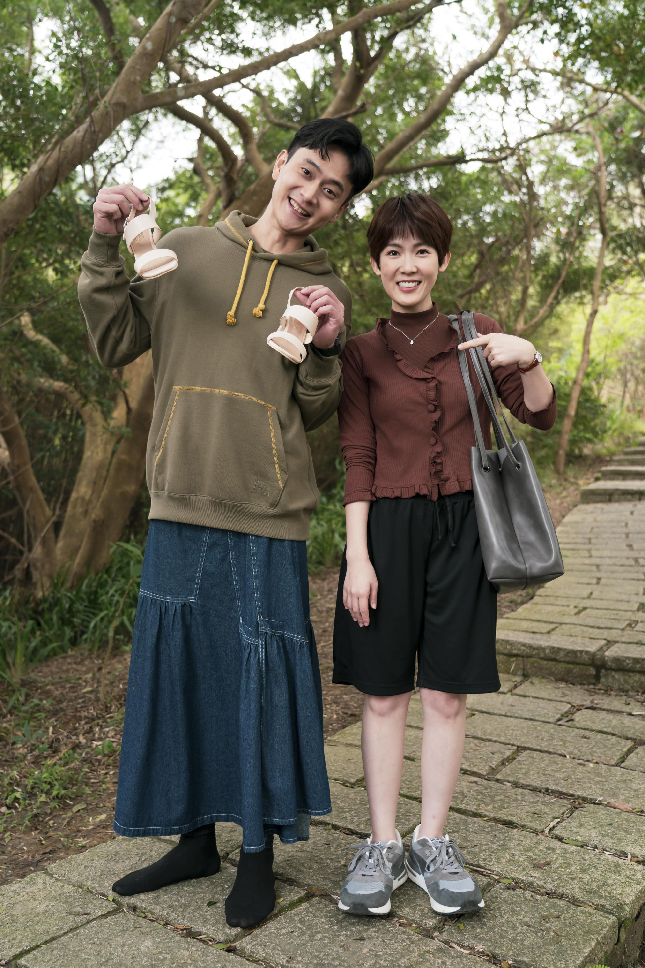 劉冠廷穿上裙子爬山求孫可芳原諒。(圖/公視提供)