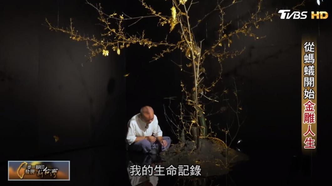 雕刻藝術家吳卿與作品(圖/TVBS)