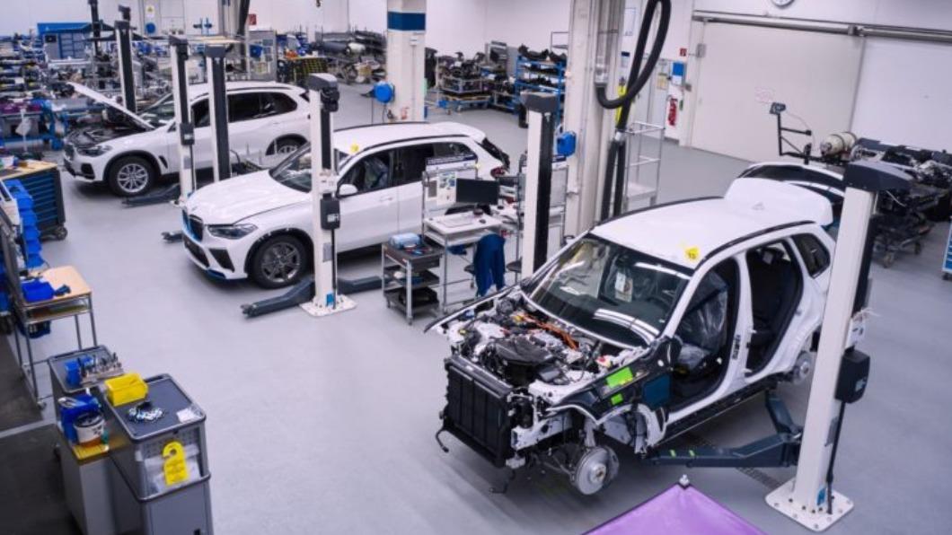 iX5 Hydrogen在BMW集團最先進的慕尼黑研發中心組裝,但車體架構還是由美國工廠製造提供。(圖/翻攝自BMW)