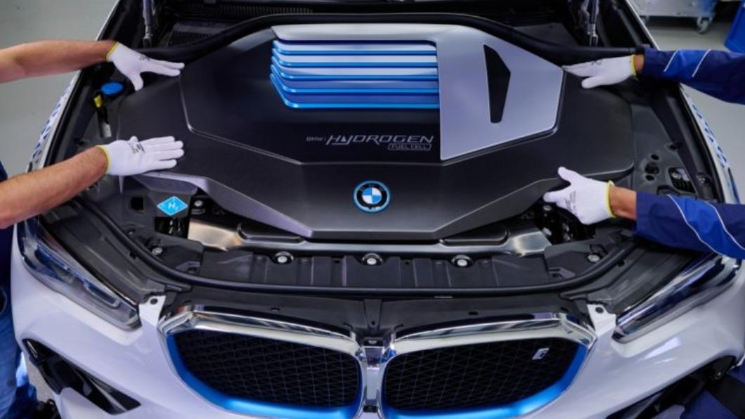 iX5 Hydrogen不是純氫燃料車,還「混搭」五代eDrive電池電動技術。(圖/翻攝自BMW)