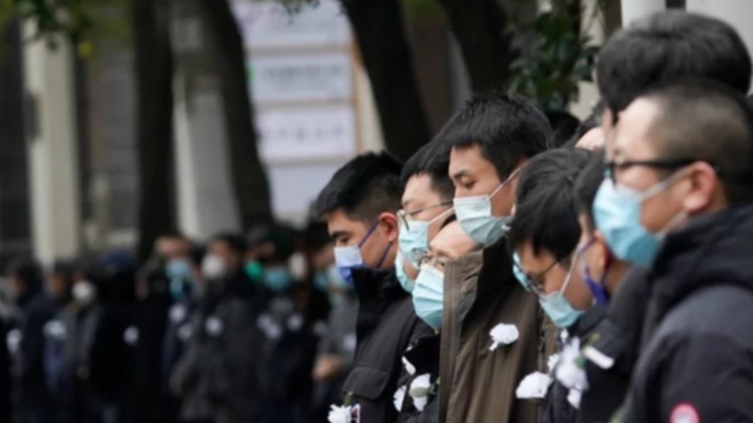 江澤民移靈八寶山革命公墓時,沿途大量民眾夾道送別。(圖/翻攝自《新華社》)