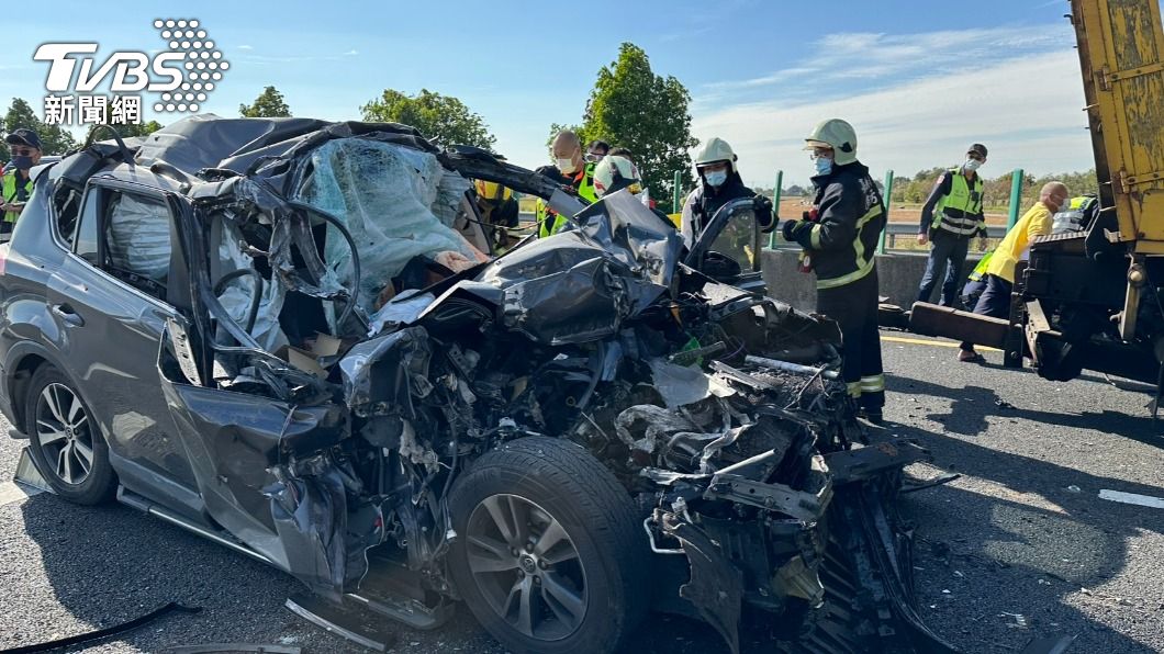 前面塞車沒注意!國一休旅追撞貨車斗 駕駛爆頭慘死
