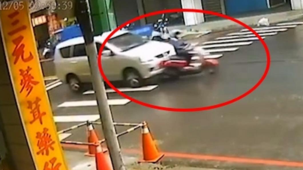 女騎士先被廂型車撞倒地。（圖／翻攝爆料公社）
