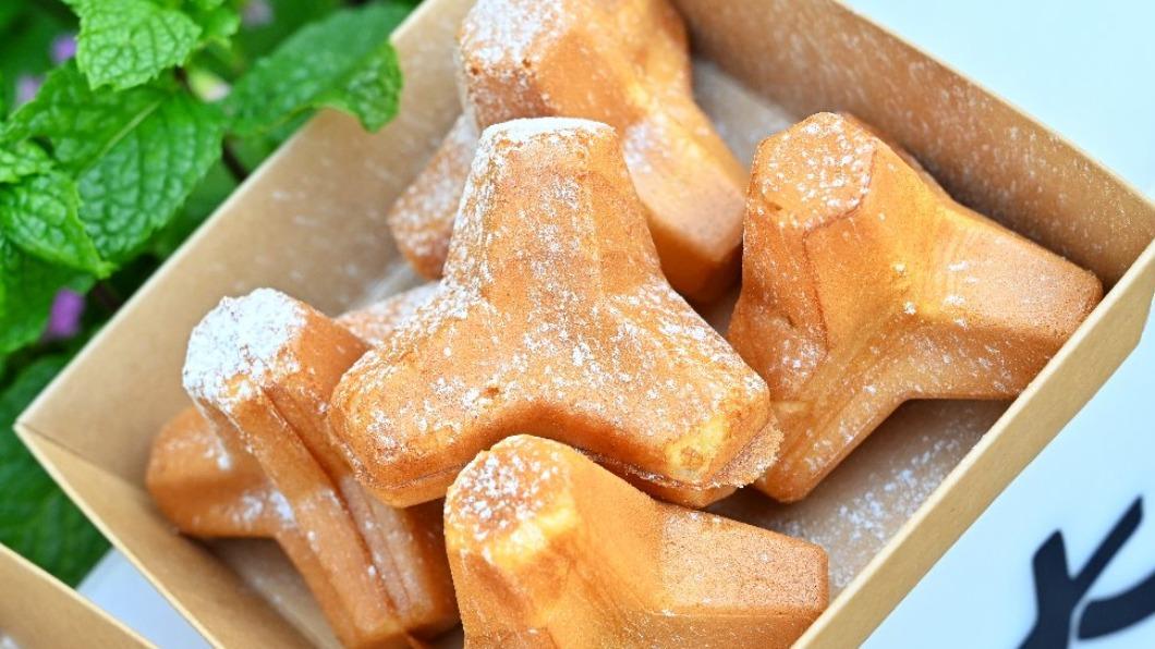 雞蛋糕外酥內軟,外層還撒上糖粉。(圖/糖糖’s 享食生活提供)