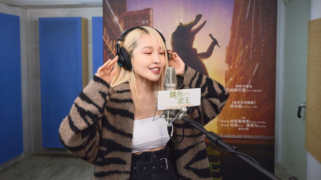 張若凡於片中配音台裔女星吳恬敏主演的普林姆太太角色。(圖/索尼提供)