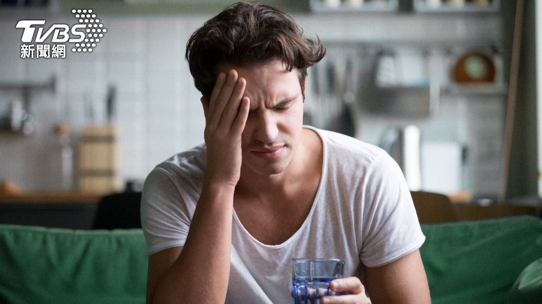 工作壓力大、連日熬夜就容易慣性頭痛。(示意圖/shutterstock達志影像)