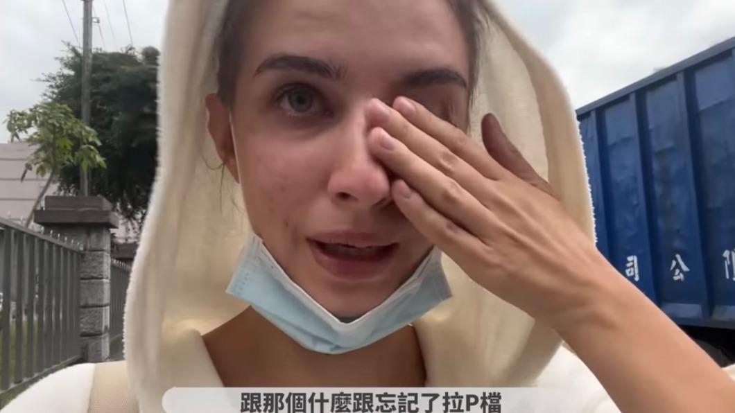 佳娜一度崩潰大哭。(圖/翻攝自佳娜老師機YT)