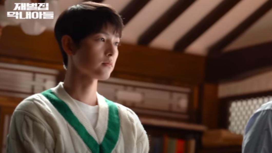 官方釋出的幕後花絮可以看出宋仲基的膚況本來就很好。(圖/翻攝自 JTBC Drama)