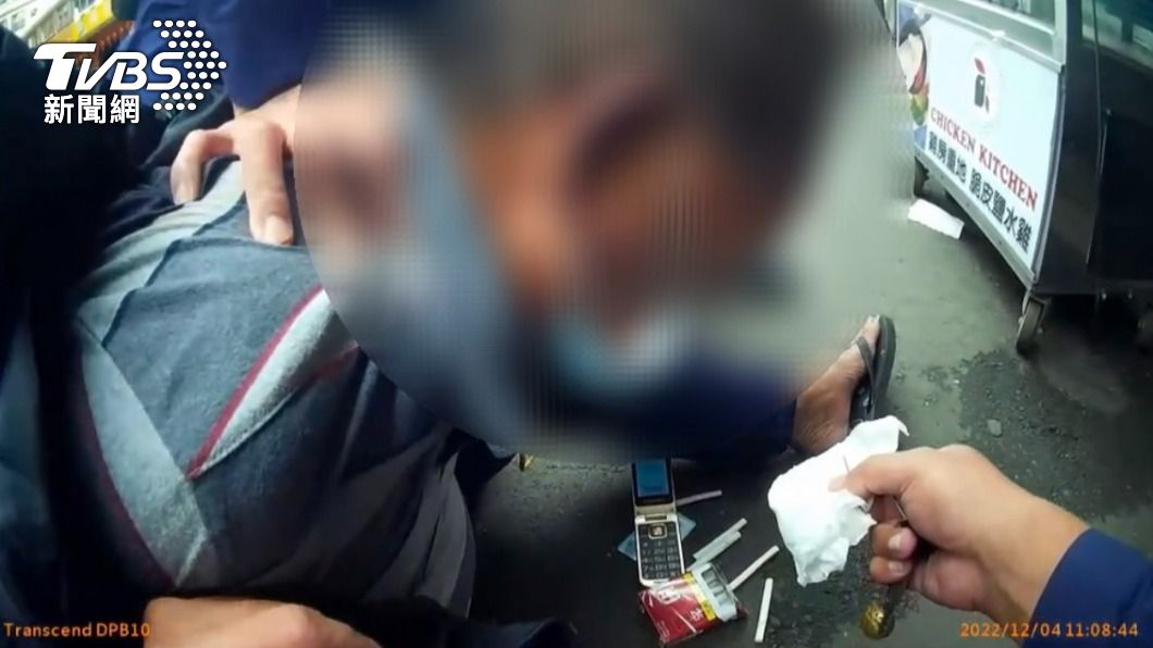 警員在謝男身上搜出海洛因毒品。(圖/TVBS)