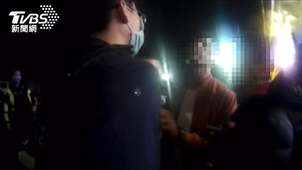 看世足嗨過頭!4男酒吧鬧事還挑釁警員 秒遭壓制逮捕
