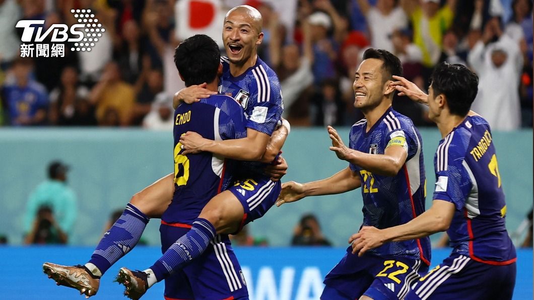 日本球員前田大然開心與隊友慶祝第一顆進球。(圖/達志影像路透)