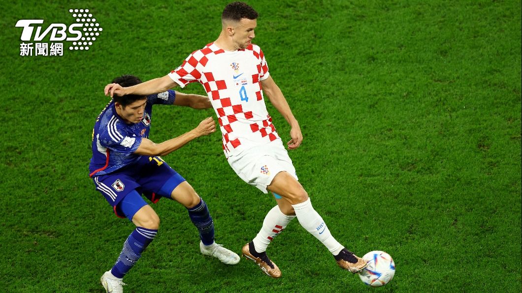 克羅埃西亞球員柏瑞斯奇(IvanPerisic)與日本的富安健洋。柏瑞斯奇在下半場頭錘破門,追回球數。(圖/達志影像路透)