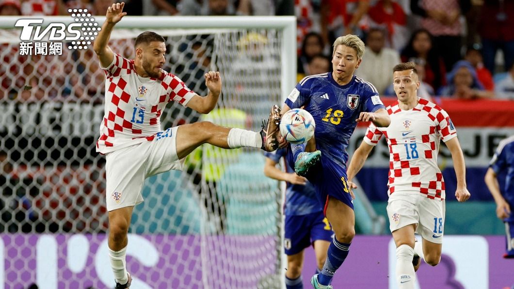 克羅埃西亞的瓦拉西琪(Nikola Vlasic)(圖左)成功在PK賽時踢進第一球。(圖/達志影像路透)