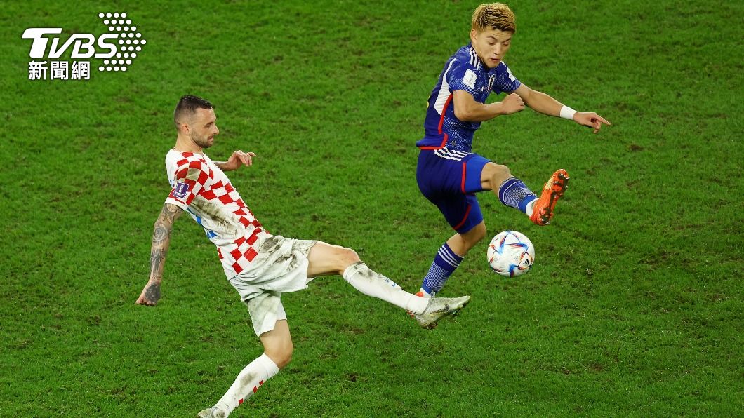 克羅埃西亞球員布羅佐維奇(Marcelo Brozovic)與日本的堂安律。布羅佐維奇成功踢進PK賽的第二球。(圖/達志影像路透)