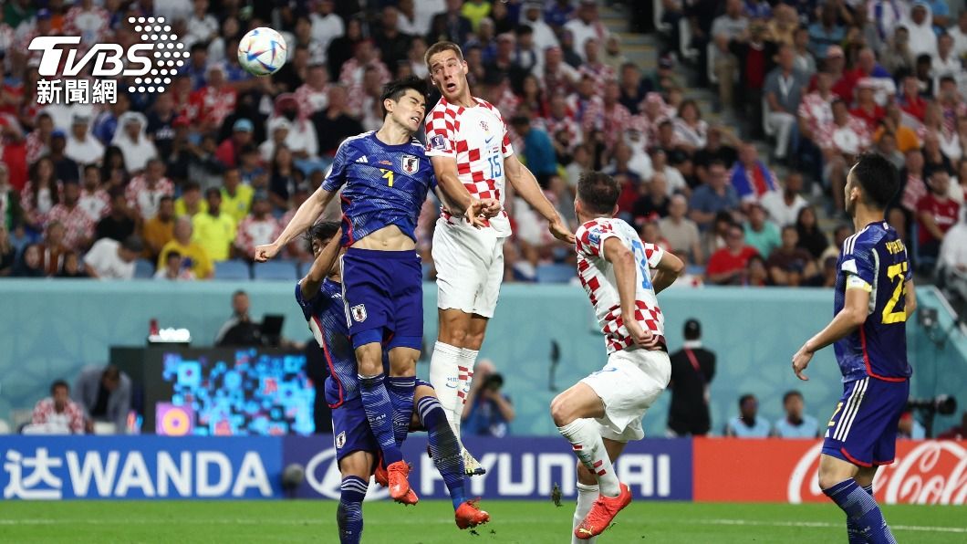 日本的谷口彰悟與帕薩利奇(Mario Pasalic)。帕薩利奇在PK賽踢進第四球,以3:1結束比賽。(圖/達志影像路透)