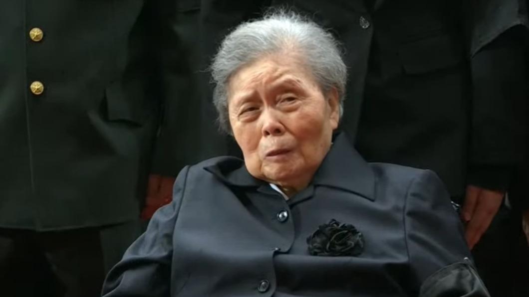 江澤民高齡94歲的遺孀王冶坪坐著輪椅出席,神情十分哀戚。(圖/翻攝自《央視》)