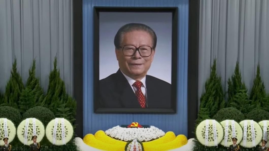 堂內擺著一幅巨大的江澤民遺像,遺像下安放江澤民的骨灰,兩側擺著21個花環。(圖/翻攝自《央視》)