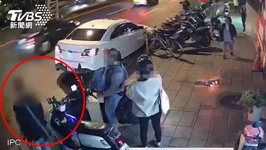 車禍後林男走出來查看。(圖/TVBS)