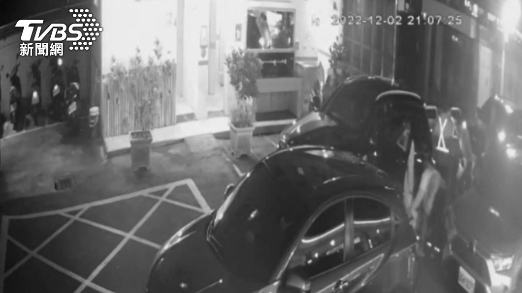 警方假扮成清道夫,趁著交易時逮捕曹姓毒販。(圖/TVBS)