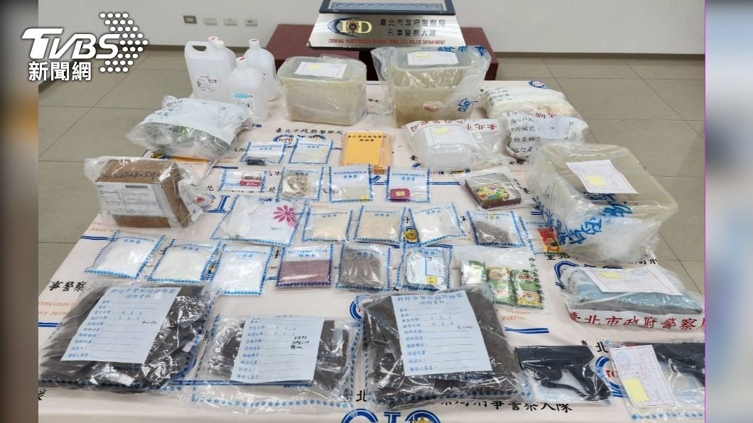 警方查扣半成品以及各式製毒工具。(圖/TVBS)