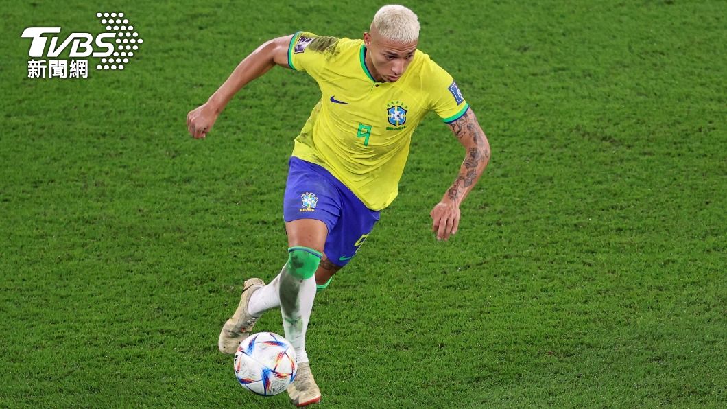 巴西球員理查利森(Richarlison)成功射門,為該隊拿下第三顆進球。(圖/達志影像路透)