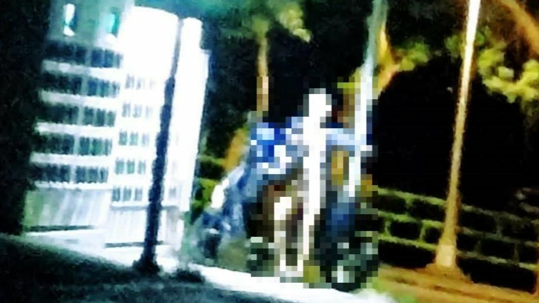 民眾目擊男子全身赤裸在電動車充電站。（圖／翻攝臉書我是中和人）
