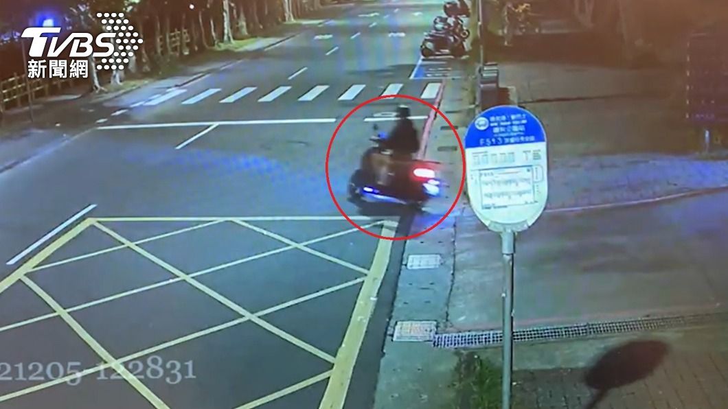 李男拍完裸照後騎車離去。（圖／TVBS）