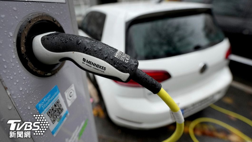 歐陸入冬面臨能源危機,瑞士考慮限制電動車上路時間。(圖/達志影像美聯社)
