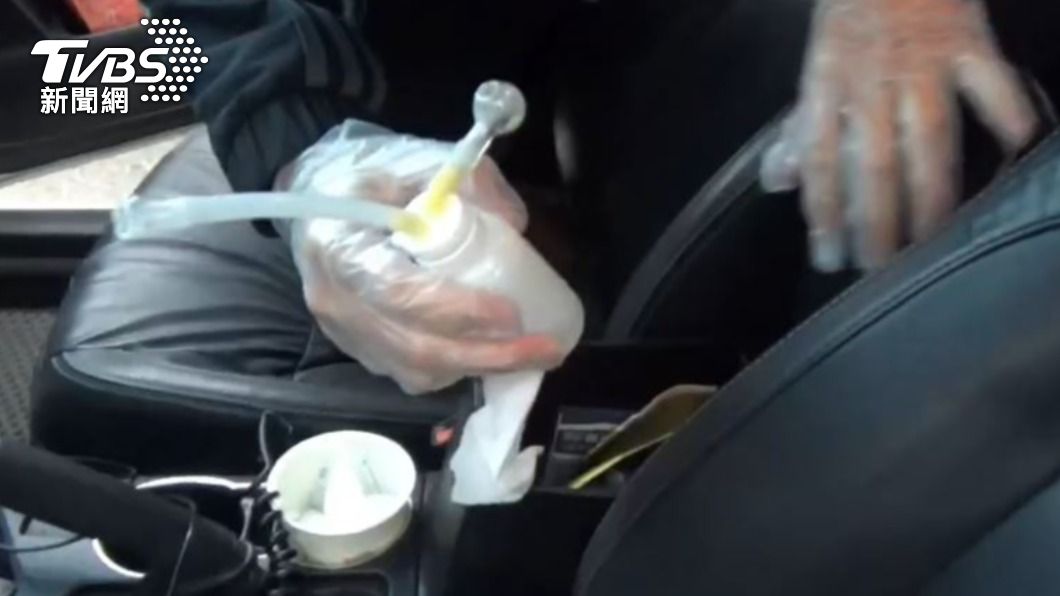 員警於男子車內起獲毒品吸食器。(圖/TVBS)