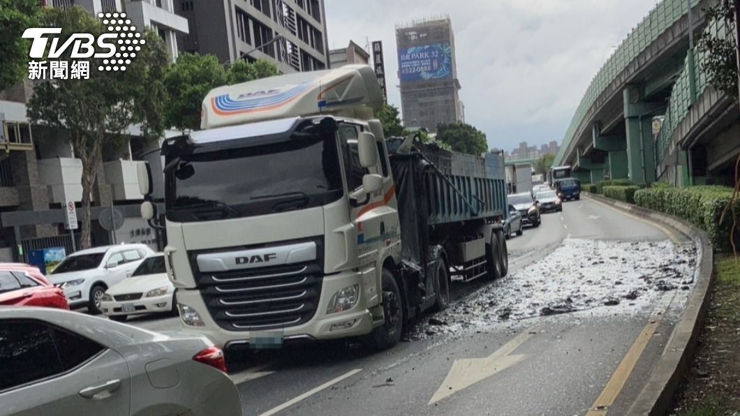跟著前車急剎!砂石車駕駛腳一踩...滿載淤泥狂噴 洩滿地