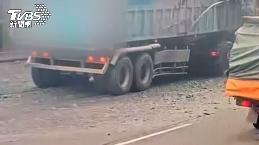 道路上都是淤泥。(圖/TVBS)