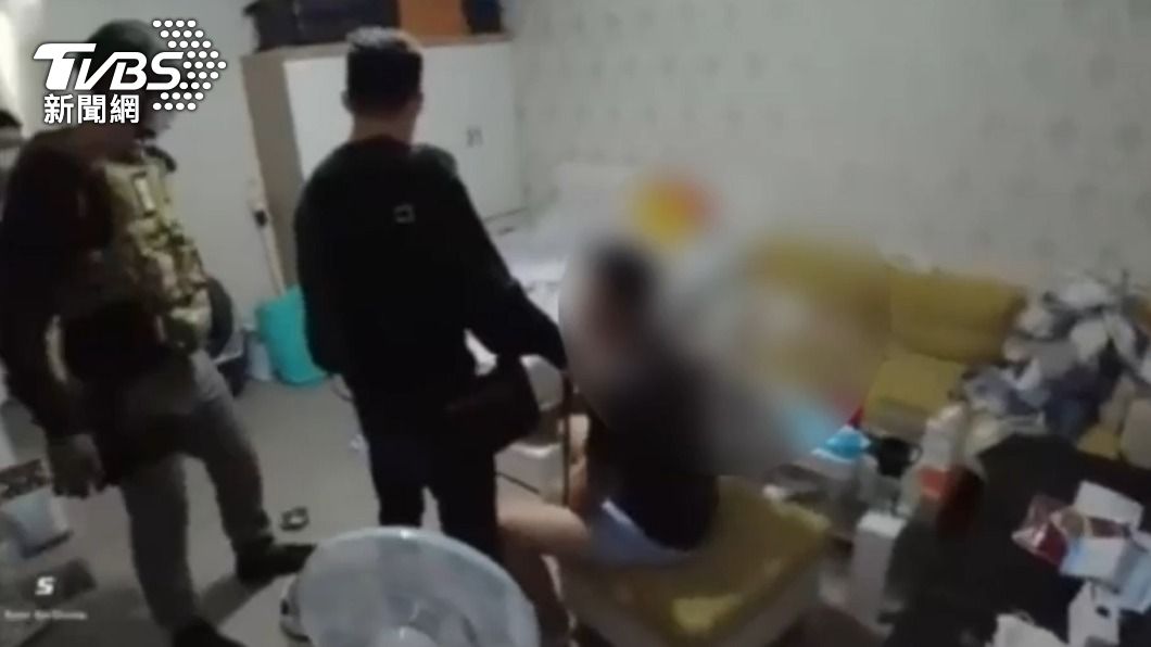 警方日前循線至台北市中山區的套房查緝,逮捕其他詐團成員。(圖/TVBS)
